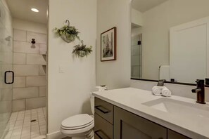 Shower, hair dryer, towels, soap - Private HotTub - Fire Pit - BBQ Dog Friendly BOOK NOW (Washington)