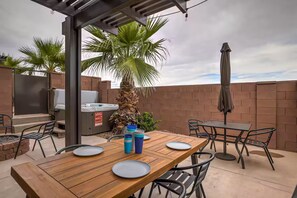 Outdoor dining - Private HotTub - Fire Pit - BBQ Dog Friendly BOOK NOW (Washington)