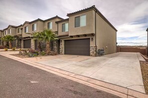 Exterior - Luxury Home Near Zion & Sand Hollow w/ Private Hot Tub, Fire Pit, eBikes (Washington)