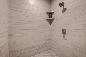 Shower, hair dryer, towels, soap - KingBeds - HotTub - Family+Dog Friendly - ZionResort (Hurricane)