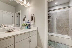 Douche, sèche-cheveux, serviettes fournies, savon