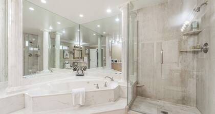 Family Fun with Epic Game Room & Gym + Pool & Spa + Jungle-Themed Courtyard!