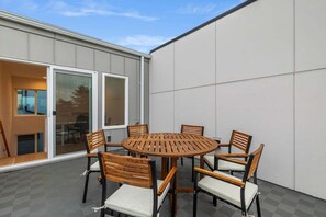 Outdoor dining - Perch - Walk Score 97 | Guaranteed Parking + Easy Transit (Seattle)
