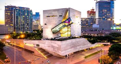 Amber 1BR Suite | Pool, Gym, Free Parking & DT