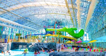 Emerald Tower 1BR | Pool & Skyline | Free Parking