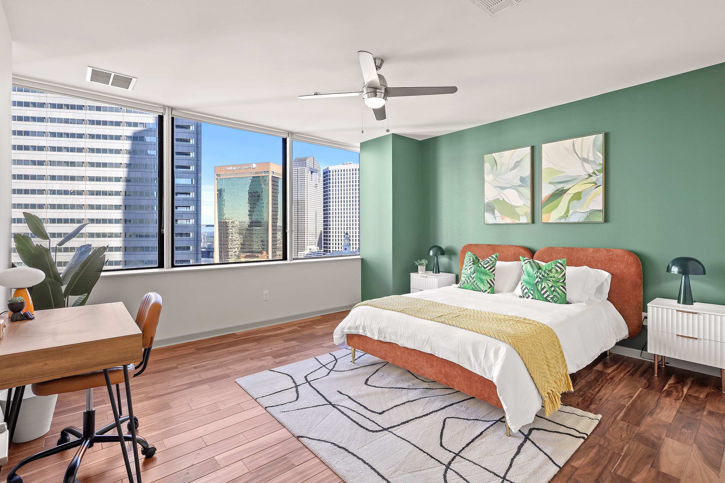 Tabla de planchar con plancha, cuna de viaje, wifi y ropa de cama 