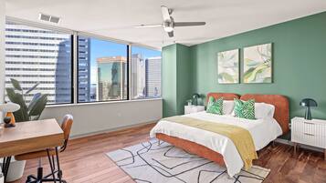 Tabla de planchar con plancha, cuna de viaje, wifi y ropa de cama