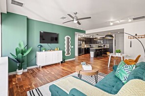 Téléviseur, foyer, bureau