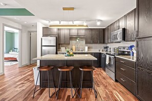 Fridge, microwave, oven, stovetop - Monarch 1BR | Pool Escape + DT + Gym + City View (Dallas)