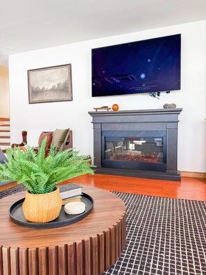 Smart TV - Sunset Point- Cozy waterfront home that can sleep up to 6. (Fort Ann)