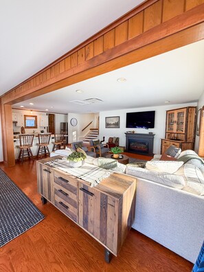 Smart TV - Sunset Point- Cozy waterfront home that can sleep up to 6. (Fort Ann)