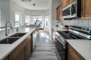 Private kitchen - ✈️🌍 Closet to YYC | 4 Bedrooms | Garage | AC | BBQ | Sleeps 8 (Calgary)