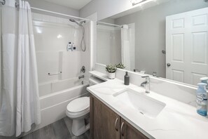 Hair dryer, towels, soap, toilet paper - ✈️🌍 Closet to YYC | 4 Bedrooms | Garage | AC | BBQ | Sleeps 8 (Calgary)