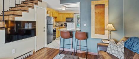 TV connectée, cheminée, livres