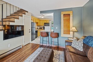 Una Smart TV, una chimenea, libros