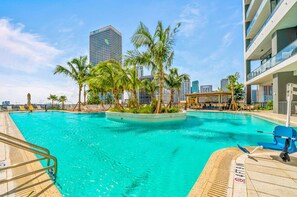 Outdoor pool, a heated pool - 2105 - Modern studio with Balcony, Pool and a 24/7 Gym in Downtown Miami (Miami)