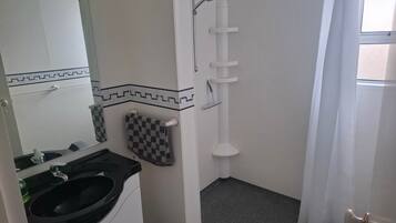 Dusche, Haartrockner, Handtücher, Seife