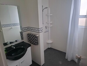 Douche, sĂšche-cheveux, serviettes fournies, savon