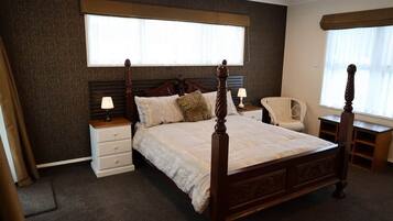 3 habitaciones, tabla de planchar con plancha, internet y ropa de cama