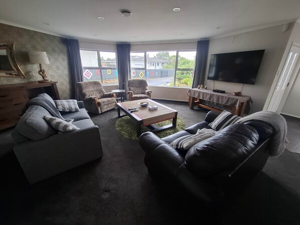 Téléviseur connecté, foyer, livres