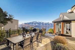 Outdoor dining - Fabulous Home with Great Views (Queenstown)