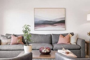 TV, books - Fabulous Home with Great Views (Queenstown)