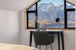 4 bedrooms, iron/ironing board, free WiFi, bed sheets - Fabulous Home with Great Views (Queenstown)