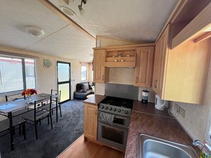 Fridge, microwave, oven, stovetop - Rohannah A and C Ultimate Retreat (Colchester)