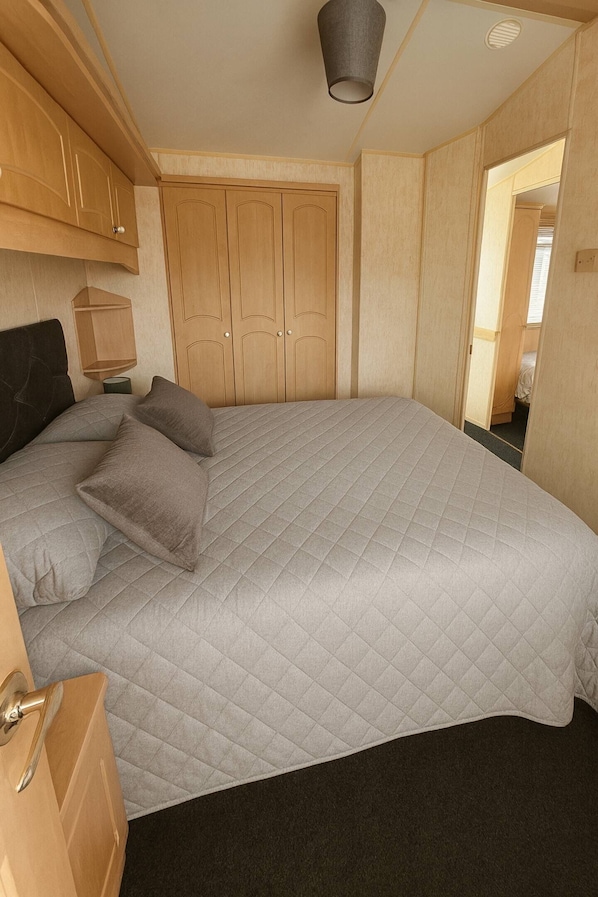 3 bedrooms, iron/ironing board, free WiFi, bed sheets - Rohannah A and C Ultimate Retreat (Colchester)