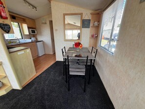 Dining - Rohannah A and C Ultimate Retreat (Colchester)