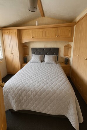 3 bedrooms, iron/ironing board, free WiFi, bed sheets - Rohannah A and C Ultimate Retreat (Colchester)