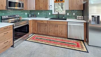 Coffee/tea maker, fridge, microwave, oven