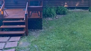 Una baita di legno con una decorazione a stella, un portico e il numero 862 sulla porta.