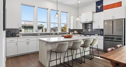 Rooftop Living in Central Austin Near UT, Dining & Music Concordia Retreat by Avantstay