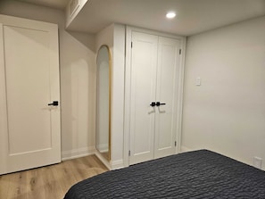 Iron/ironing board, WiFi, bed sheets - Luxurious Modern 2 Bedroom Apartment (Whitchurch-Stouffville)