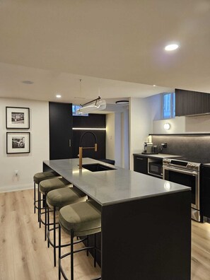 Microwave, oven, stovetop, dishwasher - Luxurious Modern 2 Bedroom Apartment (Whitchurch-Stouffville)