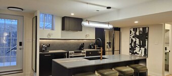 Luxurious Modern 2 Bedroom Apartment