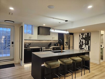 Luxurious Modern 2 Bedroom Apartment