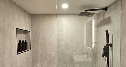 Luxurious Modern 2 Bedroom Apartment
