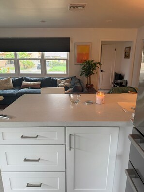 Interior - 3-bedroom house in delightful Los Angeles with AC.The best slice of Van Nuys. (Los Angeles)
