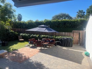 Terrace/patio - 3-bedroom house in delightful Los Angeles with AC.The best slice of Van Nuys. (Los Angeles)
