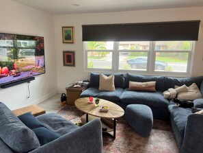 Living area - 3-bedroom house in delightful Los Angeles with AC.The best slice of Van Nuys. (Los Angeles)