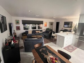 Living area - 3-bedroom house in delightful Los Angeles with AC.The best slice of Van Nuys. (Los Angeles)