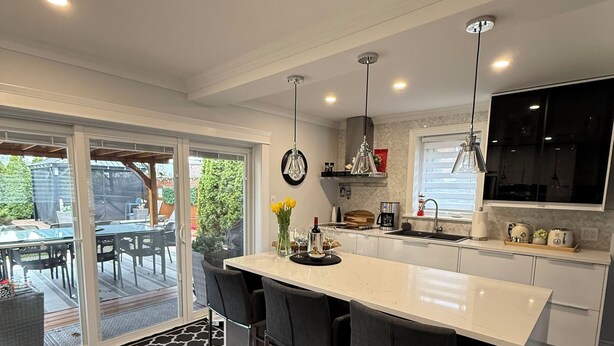 Unclassified image, 1 of 84, button - Beautiful Home with Hot Tub by Airport & 20 min to Downtown Toronto (Toronto)