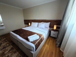10 dormitorios, tabla de planchar con plancha, Internet y ropa de cama