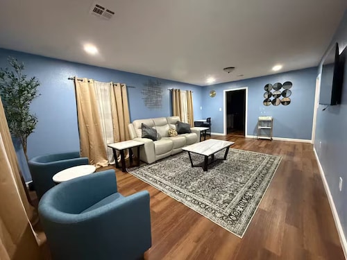 Cozy 2BR 1BA House in marvelous Tulsa - Downtown View