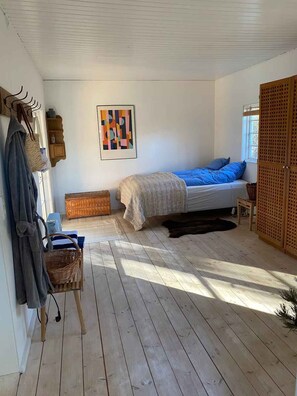 2 bedrooms, iron/ironing board, free WiFi