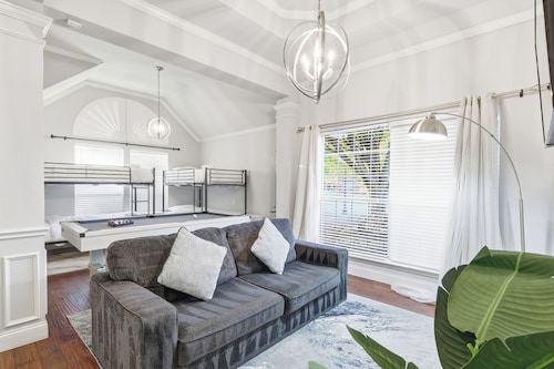 Lux Cozy 5B2B Home for Families