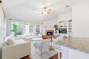 House | Living area - Lux Cozy 5B2B Home for Families (Frisco)