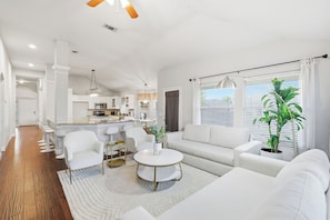 Living area - Lux Cozy 5B2B Home for Families (Frisco)